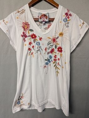 Johnny Was Lissa Flutter Sleeve White Embroidered V-Neck Floral Tee Size XS